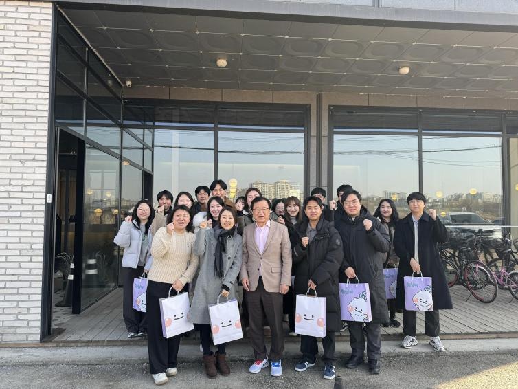 신혼 공무원 만나 ‘가화만사성 기원’ 의 사진1