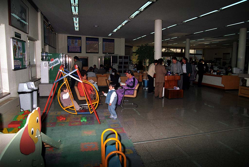 시청 민원실 어린이 놀이시설 설치