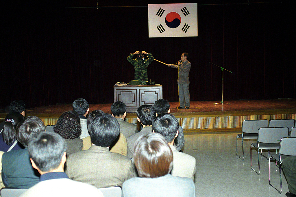 민방위의 날 방독면 착용 시범 교육